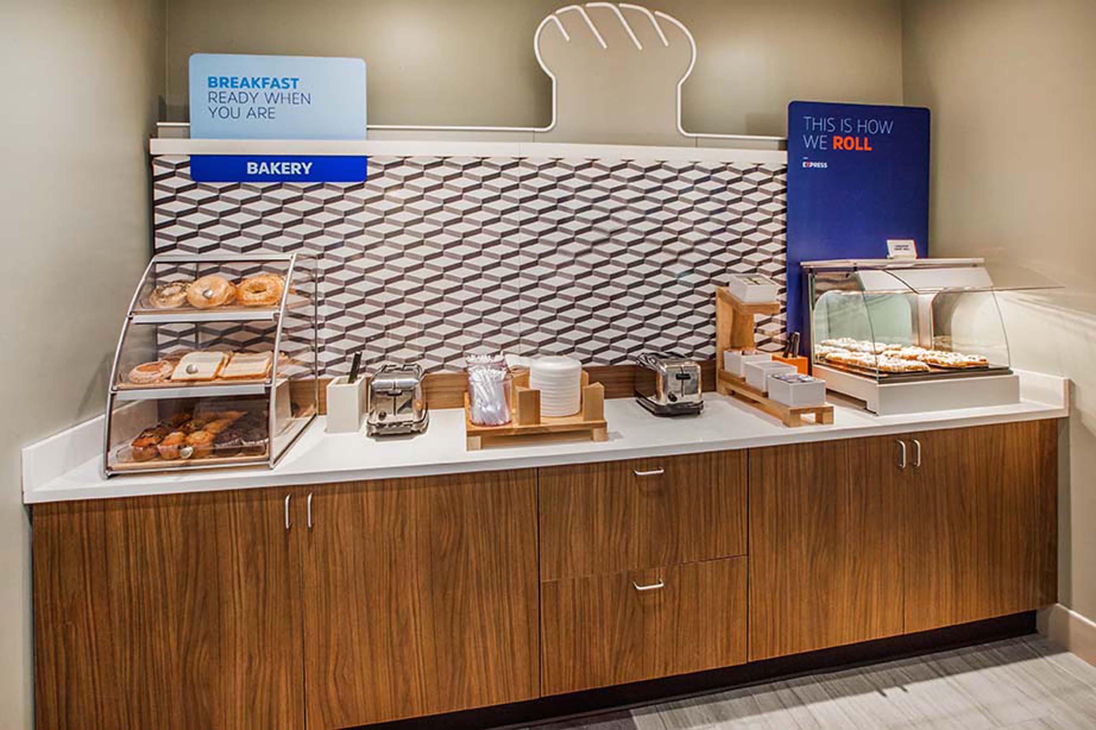Holiday Inn Express & Suites Atlanta Perimeter Mall Hotel By Ihg Sandy Springs Dış mekan fotoğraf