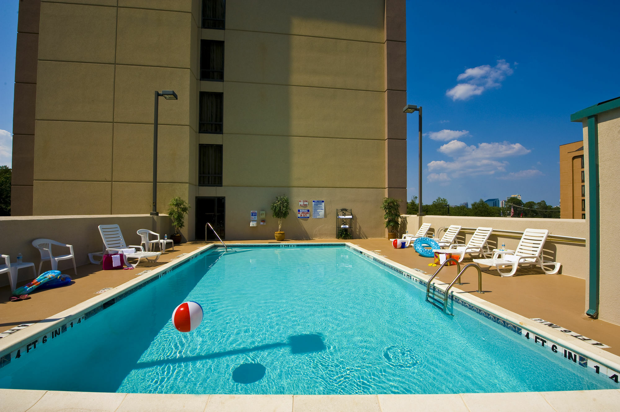Holiday Inn Express & Suites Atlanta Perimeter Mall Hotel By Ihg Sandy Springs Konforlar fotoğraf